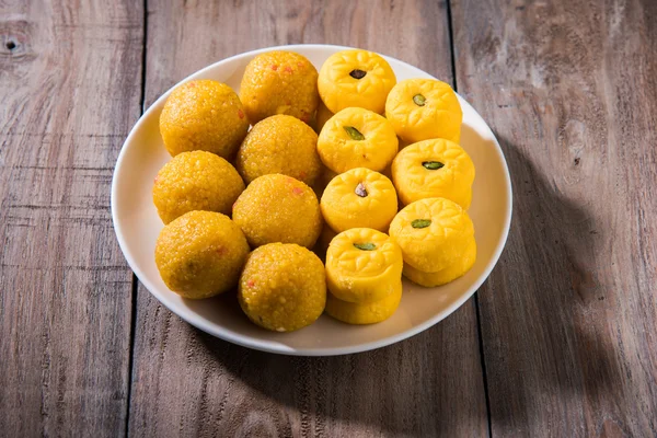 Dulces indios bundi laddu o motichur laddu y kesar pedha o pera —  Fotos de Stock