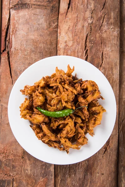 Onion Bhajis serveras med stekt grön chili och tomat ketchup — Stockfoto