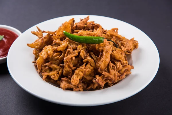 脆葱咖喱或神田咖喱或炸洋葱 pakore 或 pakode, 美味的街头美食, 最喜欢的印度小吃在季风服务与热茶 — 图库照片