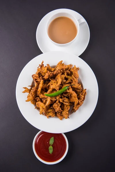 脆葱咖喱或神田咖喱或炸洋葱 pakore 或 pakode, 美味的街头美食, 最喜欢的印度小吃在季风服务与热茶 — 图库照片