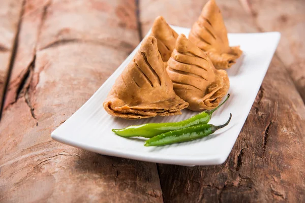 Křupavé cibulové bhaji nebo kanda bhaji nebo smaženou cibulkou pakore nebo pakode, vynikající pouliční jídlo, oblíbené indické občerstvení v monzunové, podávaný s horkým čajem — Stock fotografie
