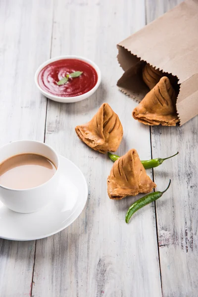 Çıtır soğan bhaji veya kanda bhaji veya kızarmış soğan pakore veya pakode, lezzetli sokak gıda, favori Hint aperatif muson içinde sıcak çay ile servis — Stok fotoğraf