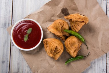 Çıtır soğan bhaji veya kanda bhaji veya kızarmış soğan pakore veya pakode, lezzetli sokak gıda, favori Hint aperatif muson içinde sıcak çay ile servis