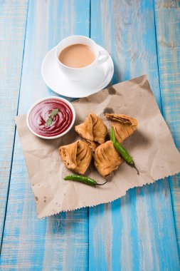 Çıtır soğan bhaji veya kanda bhaji veya kızarmış soğan pakore veya pakode, lezzetli sokak gıda, favori Hint aperatif muson içinde sıcak çay ile servis