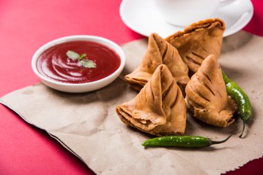 Çıtır soğan bhaji veya kanda bhaji veya kızarmış soğan pakore veya pakode, lezzetli sokak gıda, favori Hint aperatif muson içinde sıcak çay ile servis