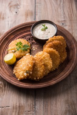 lezzetli geçmişte vada veya geçmişte vade Sago uydurdum fıstık Hint turşusu, ünlü açlık reçete veya aperatif maharashtra, Hindistan üzerinden servis