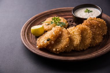 lezzetli geçmişte vada veya geçmişte vade Sago uydurdum fıstık Hint turşusu, ünlü açlık reçete veya aperatif maharashtra, Hindistan üzerinden servis