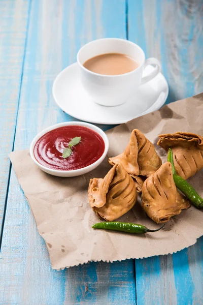 Crispy onion bhaji or kanda bhaji or fried onion pakore or pakode, delicious street food, favourite indian snack in monsoon served with hot tea — Stock Photo, Image