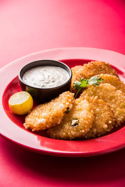 Leckere Sabudana Vada oder Sabudana Vade aus Sago, serviert mit Erdnusschutney, einem berühmten Fastenrezept oder Snack aus Maharashtra, Indien — Stockfoto