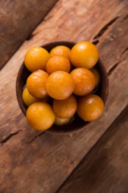 Kemalpaşa tatlısı veya gulaab tatlısı, süt-katı tabanlı tatlı Kaymaklı olduğunu