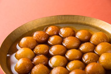 Kemalpaşa tatlısı veya gulaab tatlısı, süt-katı tabanlı tatlı Kaymaklı olduğunu