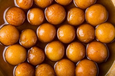 Kemalpaşa tatlısı veya gulaab tatlısı, süt-katı tabanlı tatlı Kaymaklı olduğunu