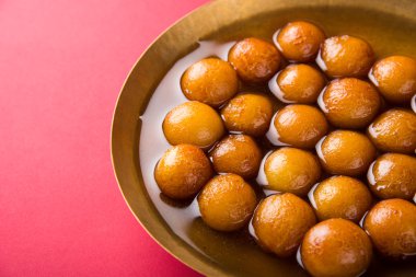 Kemalpaşa tatlısı veya gulaab tatlısı, süt-katı tabanlı tatlı Kaymaklı olduğunu