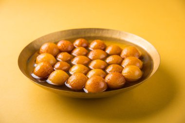 Kemalpaşa tatlısı veya gulaab tatlısı, süt-katı tabanlı tatlı Kaymaklı olduğunu