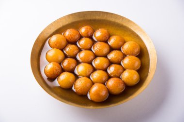 Kemalpaşa tatlısı veya gulaab tatlısı, süt-katı tabanlı tatlı Kaymaklı olduğunu