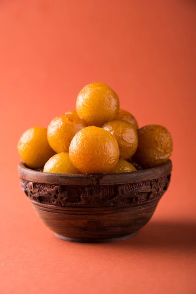 Gulab jamun, o gulaab jamun, es un mithai dulce a base de sólidos lácteos servido en un tazón de madera. — Foto de Stock