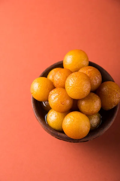 Gulab jamun, ou gulaab jamun, é um mithai doce à base de sólidos lácteos servido em uma tigela de madeira — Fotografia de Stock