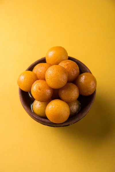 Gulab jamun, atau gulaab jamun, adalah mithai manis berbasis susu yang disajikan dalam mangkuk kayu — Stok Foto