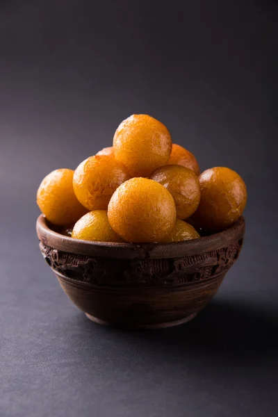 Gulab jamun, ou gulaab jamun, é um mithai doce à base de sólidos lácteos. — Fotografia de Stock