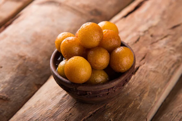 Gulab jamun, ou gulaab jamun, é um mithai doce à base de sólidos lácteos. — Fotografia de Stock
