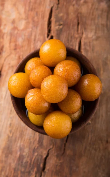 Gulab jamun, o gulaab jamun, es un mithai dulce a base de sólidos lácteos —  Fotos de Stock