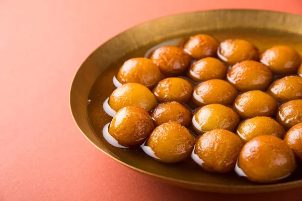 Gulab jamun, o gulaab jamun, es un mithai dulce a base de sólidos lácteos — Foto de Stock