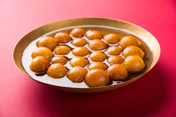 Gulab jamun, or gulaab jamun, is a milk-solids-based sweet mithai — Stock Photo, Image