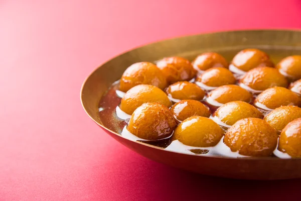 グラブジャムン、または gulaab jamun はミルク固体ベースの甘いは mithai — ストック写真