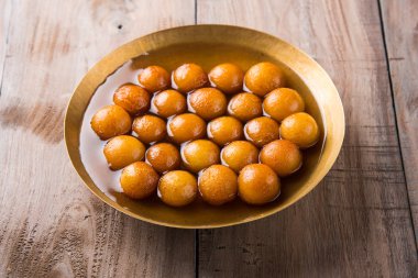 Kemalpaşa tatlısı veya gulaab tatlısı, süt-katı tabanlı tatlı Kaymaklı olduğunu