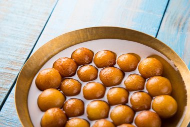 Kemalpaşa tatlısı veya gulaab tatlısı, süt-katı tabanlı tatlı Kaymaklı olduğunu