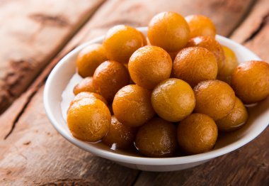 Kemalpaşa tatlısı veya gulaab tatlısı, süt-katı tabanlı tatlı Kaymaklı olduğunu