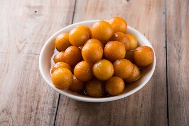 Kemalpaşa tatlısı veya gulaab tatlısı, süt-katı tabanlı tatlı Kaymaklı olduğunu