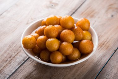 Kemalpaşa tatlısı veya gulaab tatlısı, süt-katı tabanlı tatlı Kaymaklı olduğunu