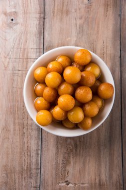 Kemalpaşa tatlısı veya gulaab tatlısı, süt-katı tabanlı tatlı Kaymaklı olduğunu