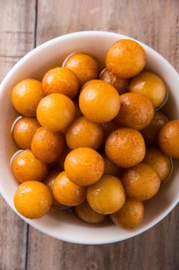 Kemalpaşa tatlısı veya gulaab tatlısı, süt-katı tabanlı tatlı Kaymaklı olduğunu