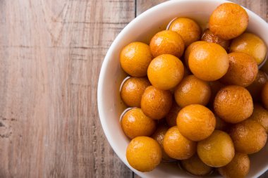 Kemalpaşa tatlısı veya gulaab tatlısı, süt-katı tabanlı tatlı Kaymaklı olduğunu