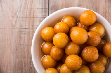 Kemalpaşa tatlısı veya gulaab tatlısı, süt-katı tabanlı tatlı Kaymaklı olduğunu