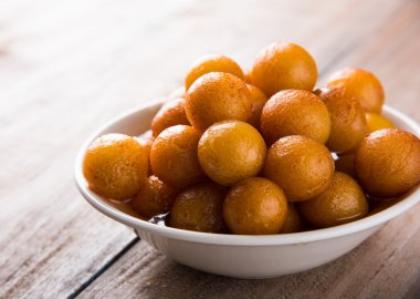 Kemalpaşa tatlısı veya gulaab tatlısı, süt-katı tabanlı tatlı Kaymaklı olduğunu