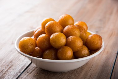 Kemalpaşa tatlısı veya gulaab tatlısı, süt-katı tabanlı tatlı Kaymaklı olduğunu