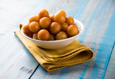 Kemalpaşa tatlısı veya gulaab tatlısı, süt-katı tabanlı tatlı Kaymaklı olduğunu