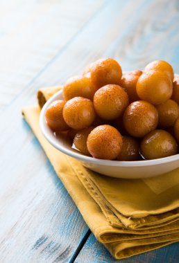 Kemalpaşa tatlısı veya gulaab tatlısı, süt-katı tabanlı tatlı Kaymaklı olduğunu