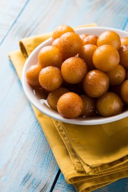 Kemalpaşa tatlısı veya gulaab tatlısı, süt-katı tabanlı tatlı Kaymaklı olduğunu