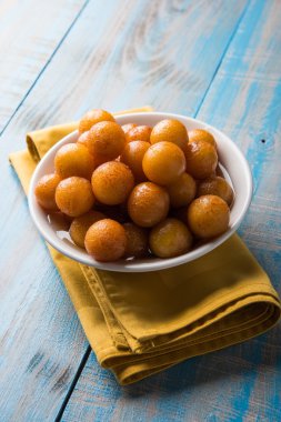 Kemalpaşa tatlısı veya gulaab tatlısı, süt-katı tabanlı tatlı Kaymaklı olduğunu