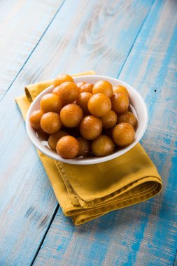 Kemalpaşa tatlısı veya gulaab tatlısı, süt-katı tabanlı tatlı Kaymaklı olduğunu