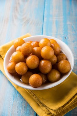 Kemalpaşa tatlısı veya gulaab tatlısı, süt-katı tabanlı tatlı Kaymaklı olduğunu