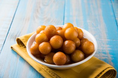 Kemalpaşa tatlısı veya gulaab tatlısı, süt-katı tabanlı tatlı Kaymaklı olduğunu