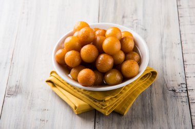 Kemalpaşa tatlısı veya gulaab tatlısı, süt-katı tabanlı tatlı Kaymaklı olduğunu