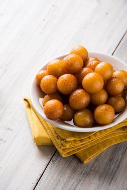 Kemalpaşa tatlısı veya gulaab tatlısı, süt-katı tabanlı tatlı Kaymaklı olduğunu