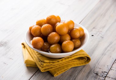 Kemalpaşa tatlısı veya gulaab tatlısı, süt-katı tabanlı tatlı Kaymaklı olduğunu