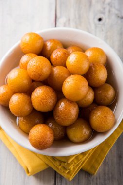 Kemalpaşa tatlısı veya gulaab tatlısı, süt-katı tabanlı tatlı Kaymaklı olduğunu